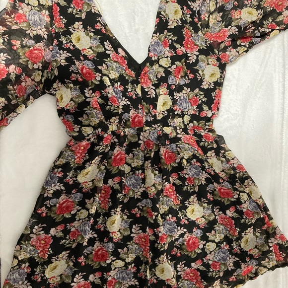Floral pattern romper dress. - Picture 2 of 4